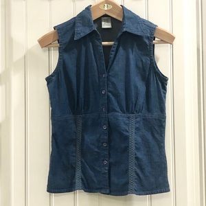 🌈 3/$20! Denim sleeveless fitted button-down top